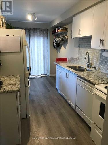 550 Rourke Place, Newmarket, ON - Indoor Photo Showing Kitchen With Double Sink With Upgraded Kitchen