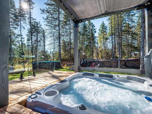 Hot tub - 975 Rue Manolakos, Val-David, QC - Outdoor