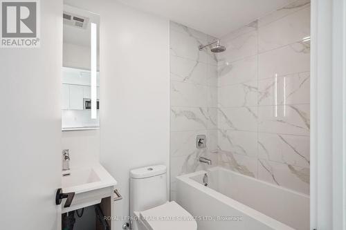 220 Missinnihe Way, Mississauga, ON - Indoor Photo Showing Bathroom