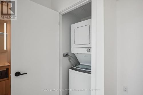 220 Missinnihe Way, Mississauga, ON - Indoor Photo Showing Laundry Room