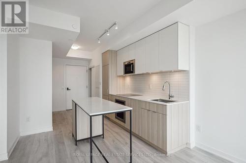 220 Missinnihe Way, Mississauga, ON - Indoor Photo Showing Kitchen