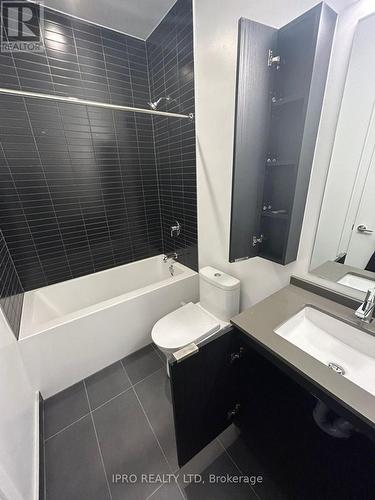 726 - 86 Dundas Street E, Mississauga, ON - Indoor Photo Showing Bathroom