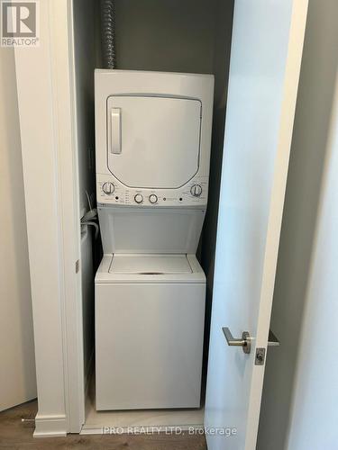 726 - 86 Dundas Street E, Mississauga, ON - Indoor Photo Showing Laundry Room