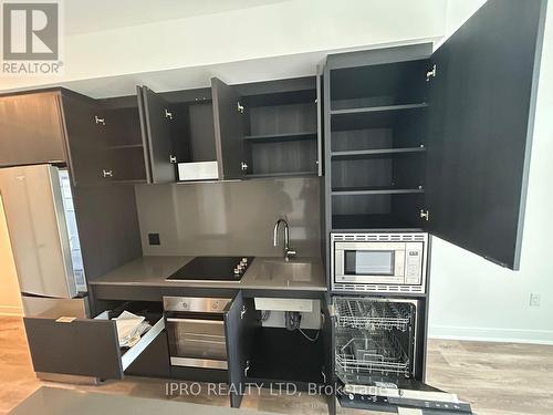 726 - 86 Dundas Street E, Mississauga, ON - Indoor Photo Showing Kitchen