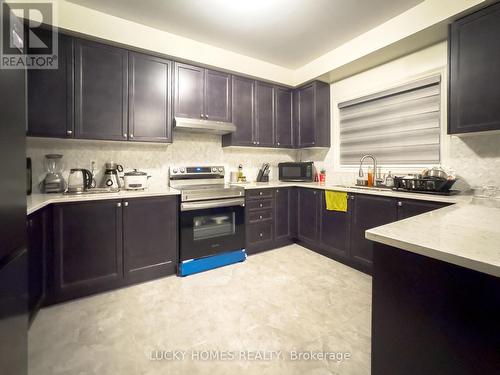 1214 Drinkle Crescent, Oshawa, ON - Indoor Photo Showing Kitchen