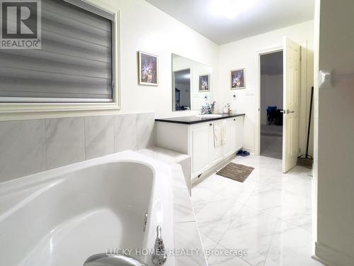 1214 Drinkle Crescent, Oshawa, ON - Indoor Photo Showing Bathroom