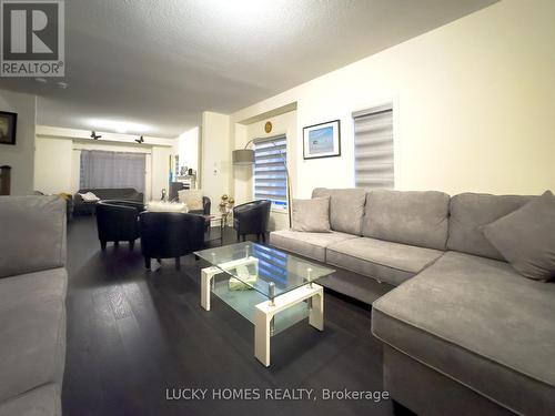 1214 Drinkle Crescent, Oshawa, ON - Indoor Photo Showing Living Room