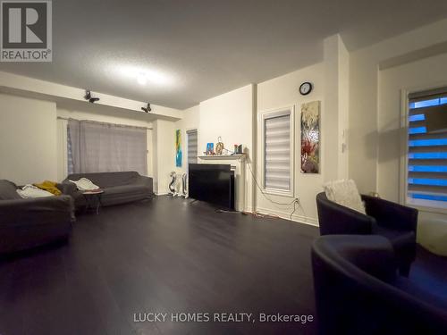 1214 Drinkle Crescent, Oshawa, ON - Indoor Photo Showing Living Room