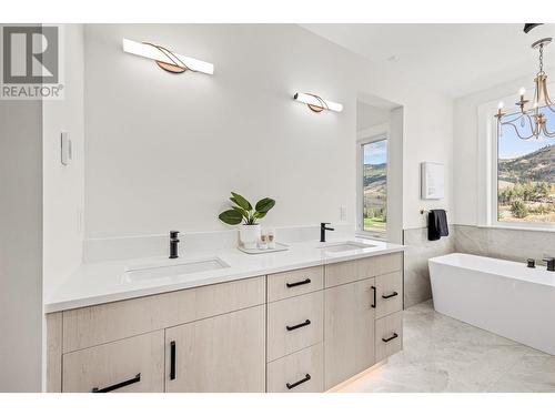 855 Lochness Street, Kelowna, BC - Indoor Photo Showing Bathroom