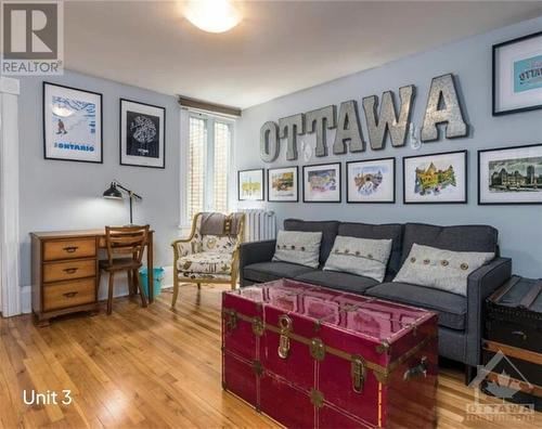 52 St Andrew Street, Ottawa, ON - Indoor Photo Showing Living Room