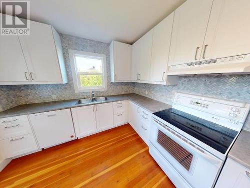 6840 Church Street, Powell River, BC - Indoor Photo Showing Kitchen