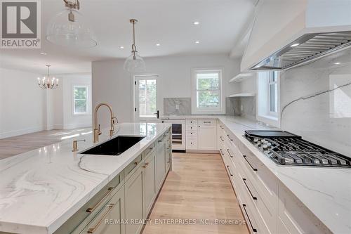 1160 Clarkson Road N, Mississauga, ON - Indoor Photo Showing Kitchen With Upgraded Kitchen