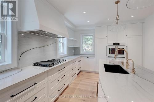 1160 Clarkson Road N, Mississauga, ON - Indoor Photo Showing Kitchen