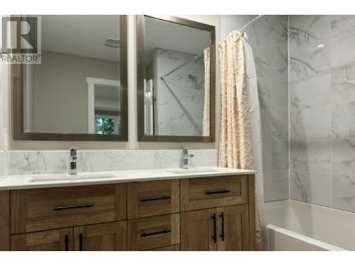 3685 Foster Road, Creston, BC - Indoor Photo Showing Bathroom