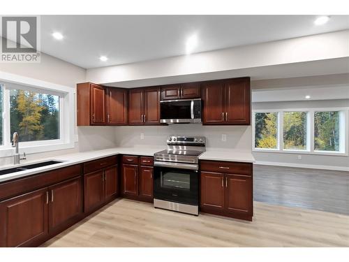 3685 Foster Road, Creston, BC - Indoor Photo Showing Kitchen With Double Sink