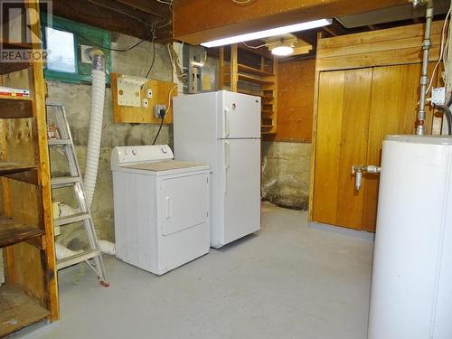 955 Thackeray Street, Warfield, BC - Indoor Photo Showing Laundry Room