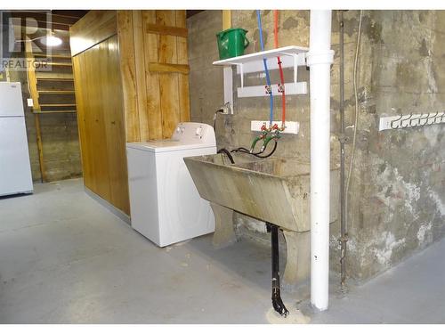 955 Thackeray Street, Warfield, BC - Indoor Photo Showing Laundry Room