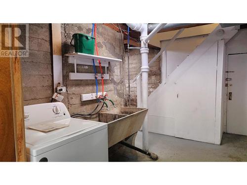 955 Thackeray Street, Warfield, BC - Indoor Photo Showing Laundry Room