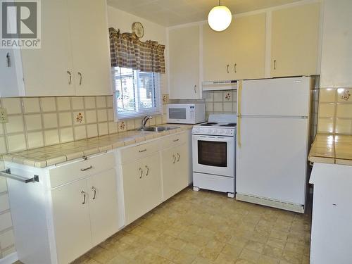 955 Thackeray Street, Warfield, BC - Indoor Photo Showing Kitchen