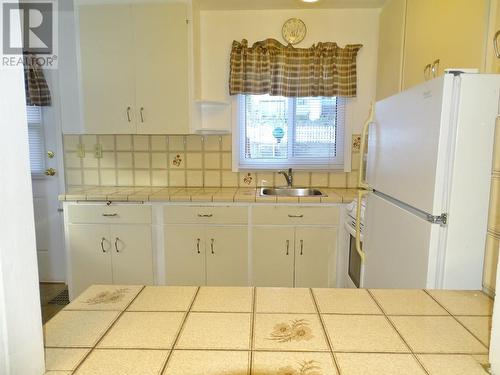 955 Thackeray Street, Warfield, BC - Indoor Photo Showing Kitchen