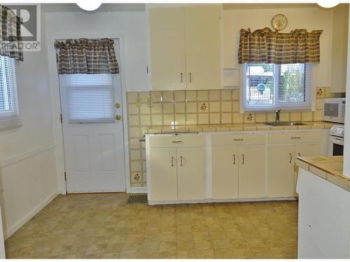 955 Thackeray Street, Warfield, BC - Indoor Photo Showing Kitchen