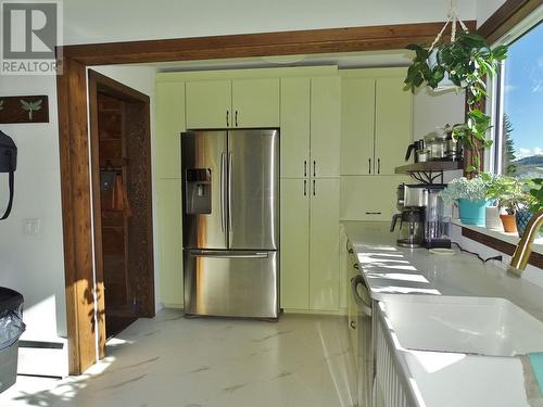 1613 Leroi Avenue, Rossland, BC - Indoor Photo Showing Kitchen