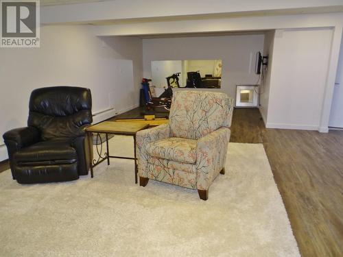 1613 Leroi Avenue, Rossland, BC - Indoor Photo Showing Living Room