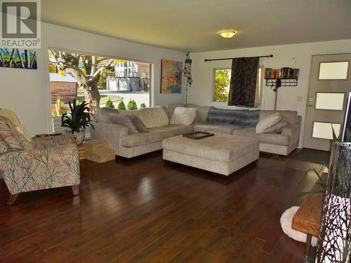 1613 Leroi Avenue, Rossland, BC - Indoor Photo Showing Living Room