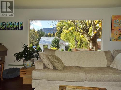 1613 Leroi Avenue, Rossland, BC - Indoor Photo Showing Living Room