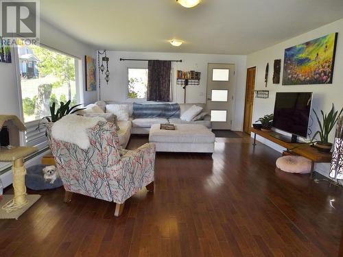 1613 Leroi Avenue, Rossland, BC - Indoor Photo Showing Living Room