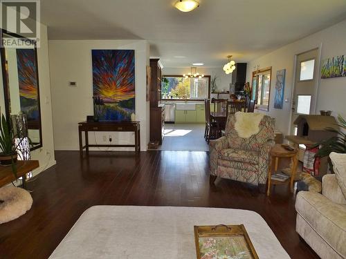 1613 Leroi Avenue, Rossland, BC - Indoor Photo Showing Living Room