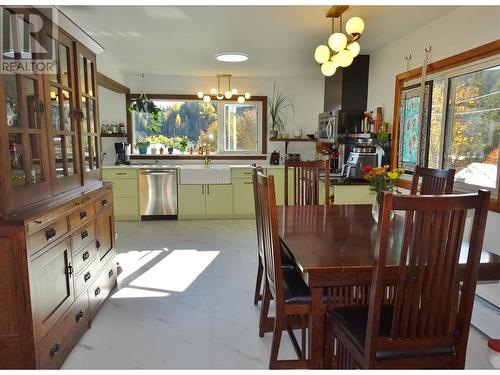 1613 Leroi Avenue, Rossland, BC - Indoor Photo Showing Dining Room