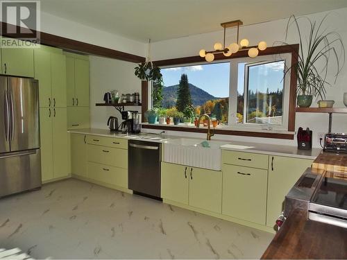 1613 Leroi Avenue, Rossland, BC - Indoor Photo Showing Kitchen