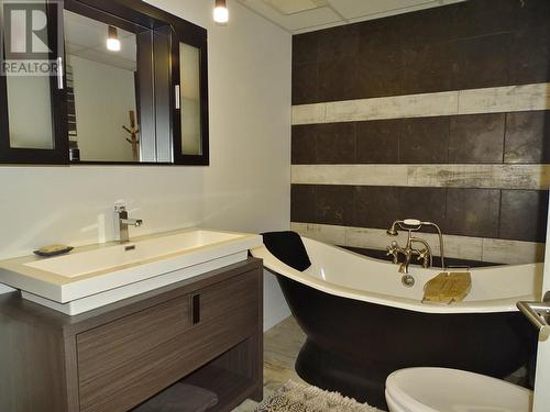 1613 Leroi Avenue, Rossland, BC - Indoor Photo Showing Bathroom