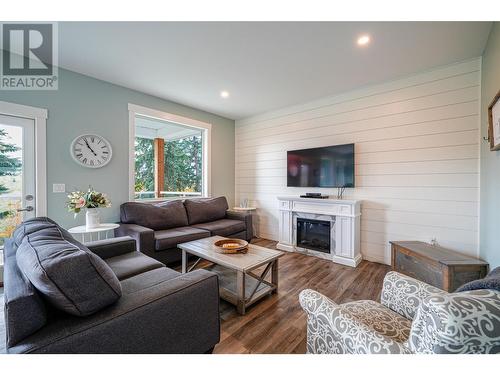 3300 16 Avenue Ne, Salmon Arm, BC - Indoor Photo Showing Living Room With Fireplace