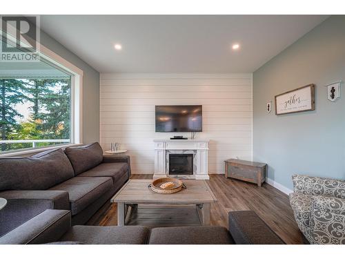 3300 16 Avenue Ne, Salmon Arm, BC - Indoor Photo Showing Living Room