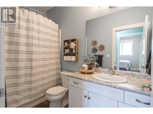 3300 16 Avenue Ne, Salmon Arm, BC - Indoor Photo Showing Bathroom