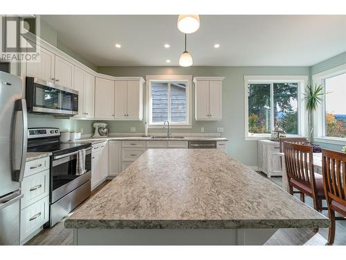 3300 16 Avenue Ne, Salmon Arm, BC - Indoor Photo Showing Kitchen