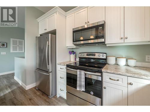 3300 16 Avenue Ne, Salmon Arm, BC - Indoor Photo Showing Kitchen