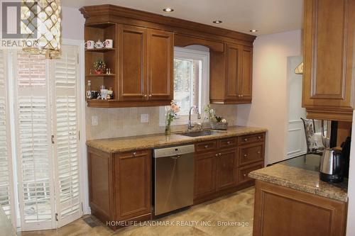 27 Pugsley Avenue, Richmond Hill, ON - Indoor Photo Showing Kitchen