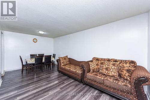 2005 - 18 Knightbridge Road, Brampton, ON - Indoor Photo Showing Living Room