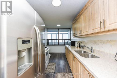 2005 - 18 Knightbridge Road, Brampton, ON - Indoor Photo Showing Kitchen With Double Sink