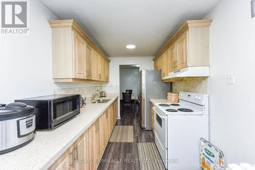 2005 - 18 Knightbridge Road, Brampton, ON - Indoor Photo Showing Kitchen With Double Sink