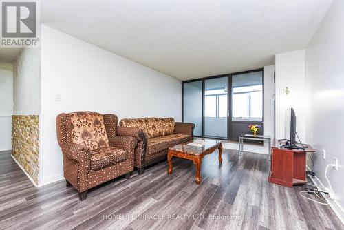 2005 - 18 Knightbridge Road, Brampton, ON - Indoor Photo Showing Living Room