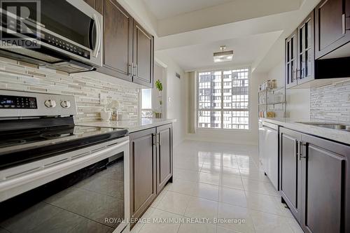 908 - 2901 Kipling Avenue, Toronto, ON - Indoor Photo Showing Kitchen