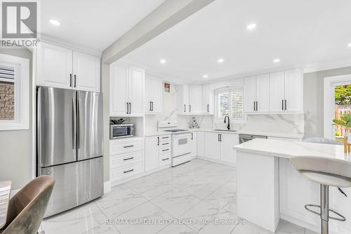 27 Emperor Avenue, Hamilton, ON - Indoor Photo Showing Kitchen