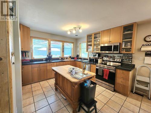 6513 Monette Road, 100 Mile House, BC - Indoor Photo Showing Kitchen With Double Sink