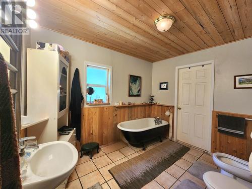 6513 Monette Road, 100 Mile House, BC - Indoor Photo Showing Bathroom