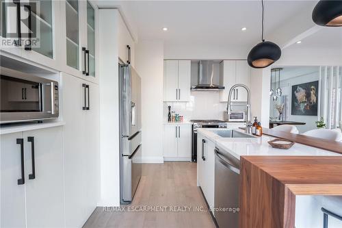 128 Fairey Crescent, Hamilton, ON - Indoor Photo Showing Kitchen With Upgraded Kitchen