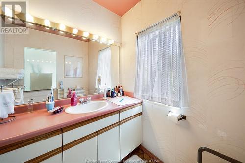 903 Grand Marais Road East, Windsor, ON - Indoor Photo Showing Bathroom